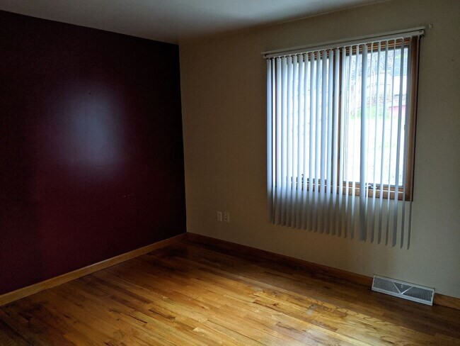 Building Photo - Great school district, three bedroom two b...