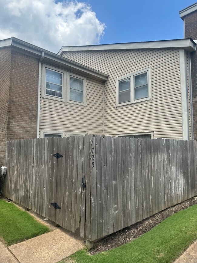 Building Photo - 1725 Ridge Oak Pl