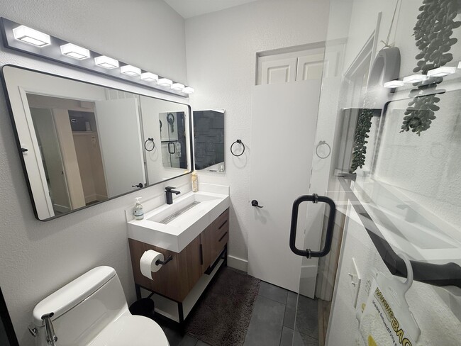 Building Photo - 2220 Camino De La Reina