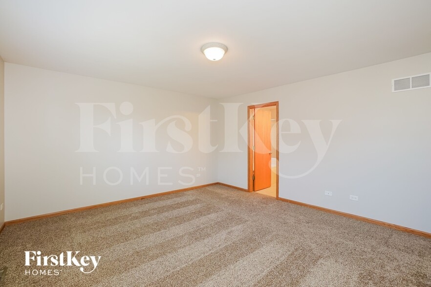 Building Photo - 16460 Kingsbrook Dr