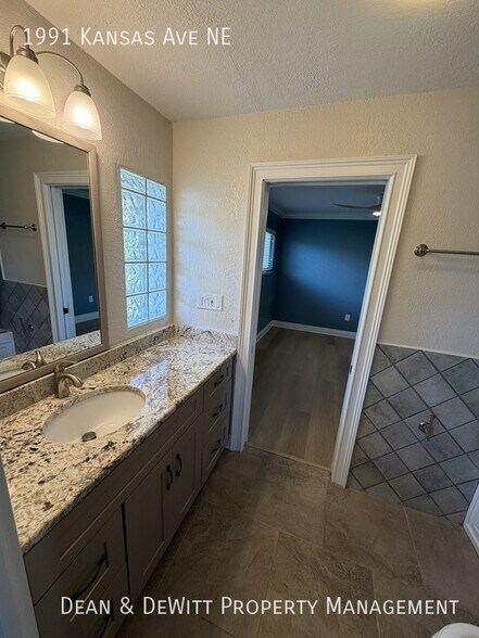 Building Photo - 4 Bed/3 Bath