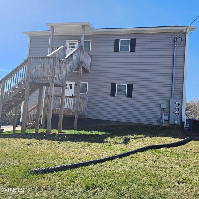 Building Photo - Modern 2-bedroom, 2 bathroom apartment convienent location