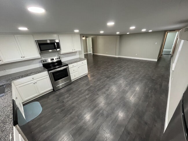 Building Photo - Beautifully Remodeled 3 Bedroom, 2 Bathroo...