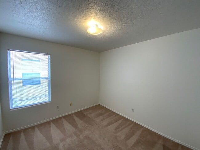 Building Photo - 3 Bedroom Single Story Home Available Near...