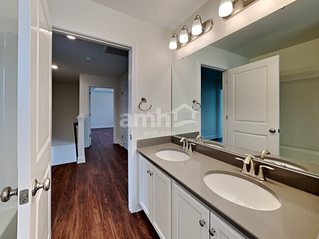 Building Photo - 174 Larragan Dr