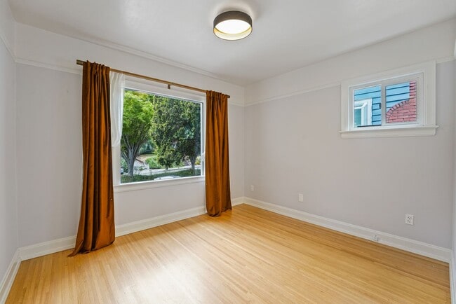 Building Photo - Immaculate Tudor