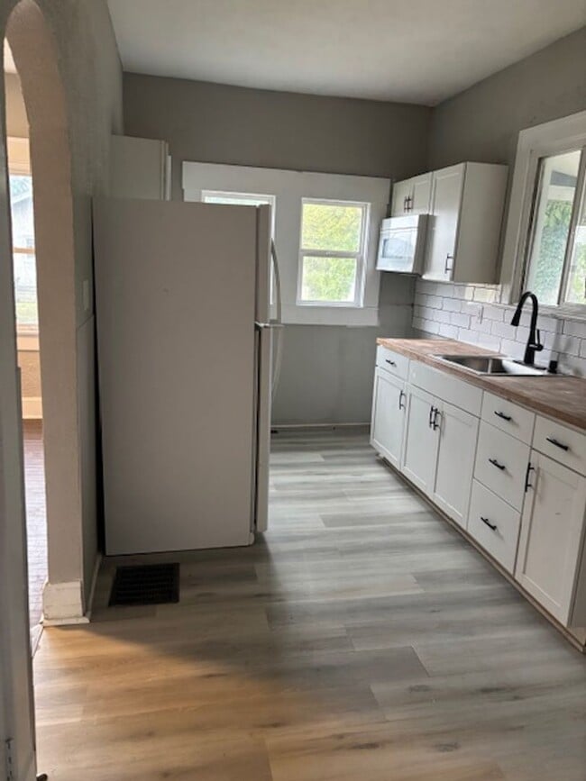 Building Photo - 4 bedroom House On Lasalle St!