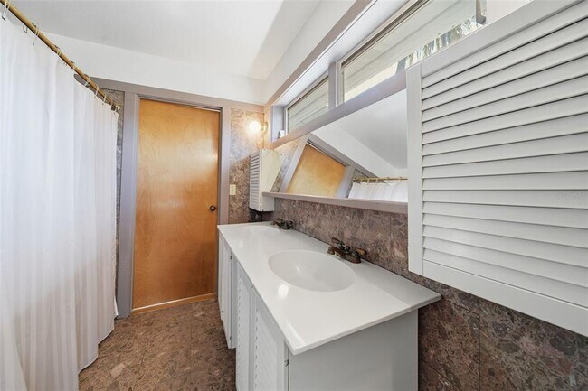 Building Photo - 700 Lands End Dr