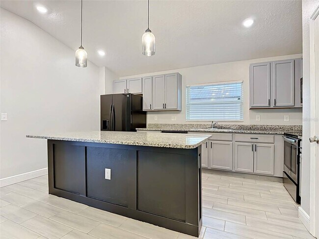 Building Photo - 3040 Lakes Crest Ave