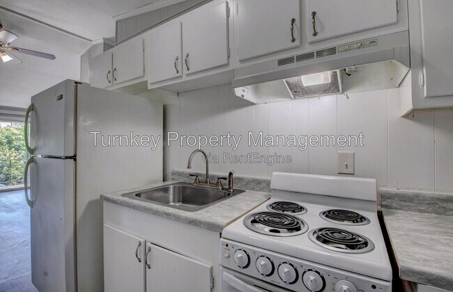 Building Photo - 4700 Lynn Ln