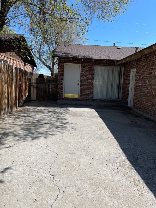 Building Photo - Clean 2 bedroom Duplex Near UNR