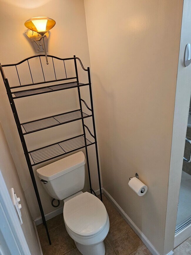 Building Photo - Wonderfully Remodeled Tri Level 3BR/2BTH Soulard Townhouse