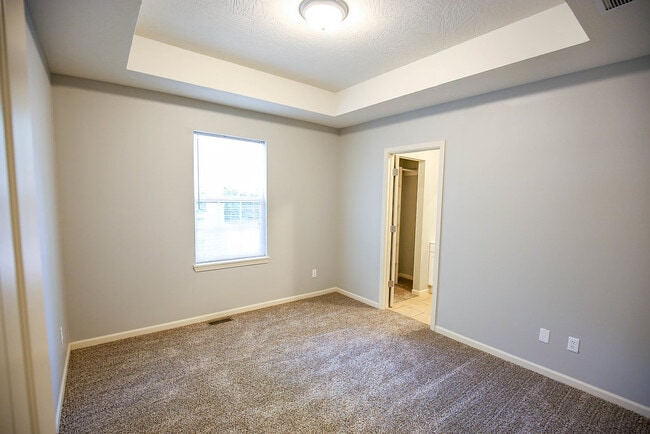 Building Photo - 615 E Meadowmere St