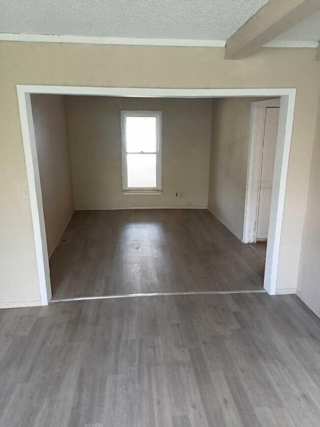 Building Photo - 839 E 2nd St