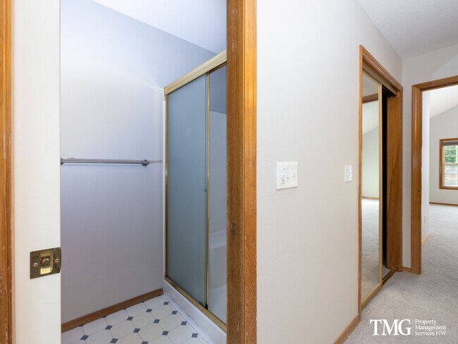 Building Photo - Grand 5+ Bedroom Home in Desirable Garden Home- Raleigh Hills Location with 2800 Sq Ft!