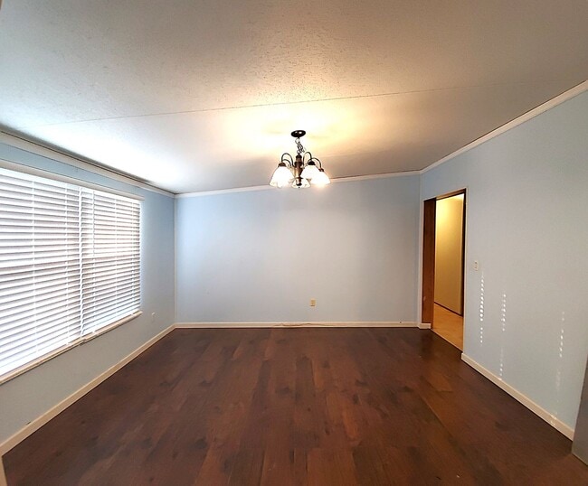 Building Photo - Spacious 4 bedroom with 3 FULL bathrooms n...