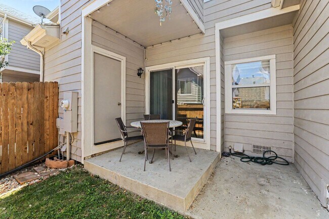 Building Photo - Bright Littleton Townhome with Vaulted Ceilings & Fireplace