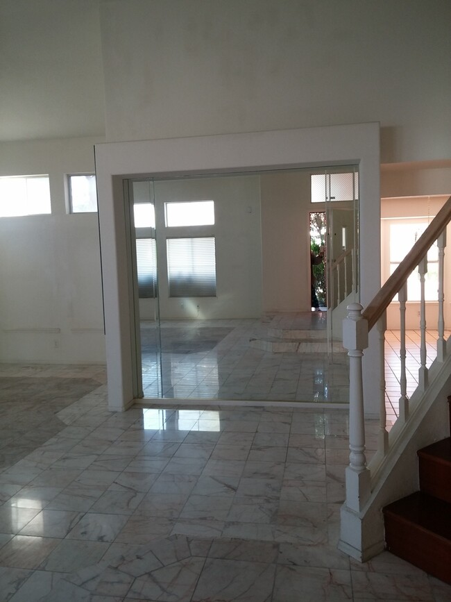 Building Photo - BEAUTIFUL 4 BEDROOM 3 BATHROOM 3 CAR GARAG...