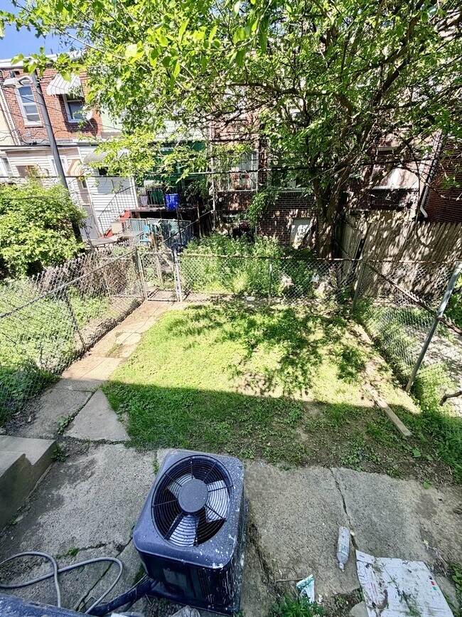 Building Photo - 2657 Bonnaffon St