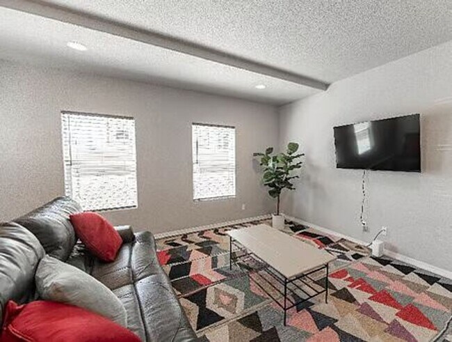 Building Photo - $2600 - 3BR/2.5BA Charming fully furnished...