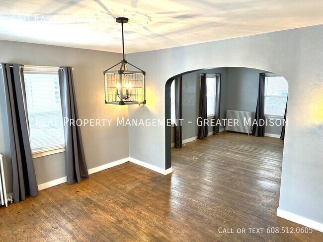 Building Photo - Gorgeous Deforest house for rent with many...