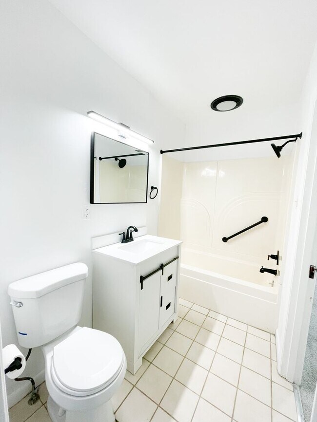 Building Photo - AVAILABLE MAY 2026 - Completely Renovated 2 Bedroom Home!