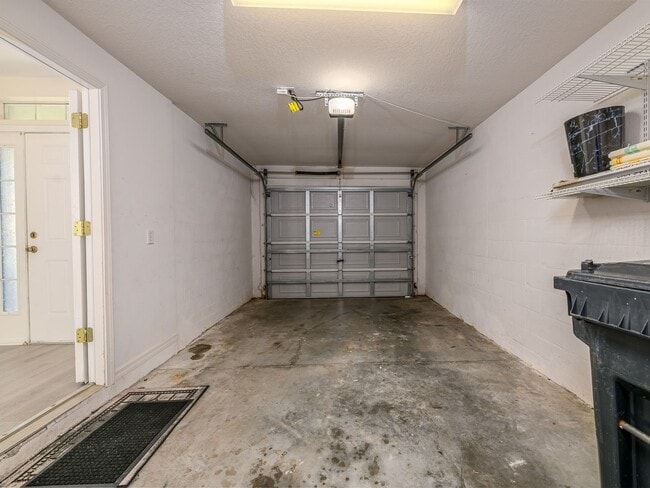 Building Photo - Riverview Townhome