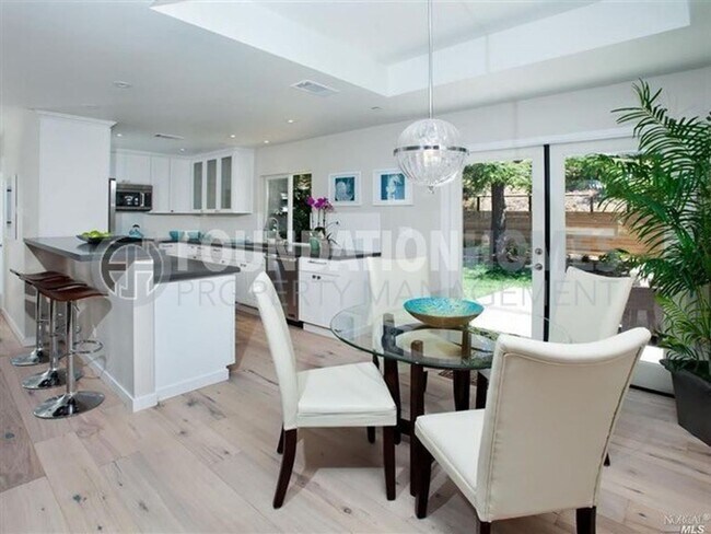 Building Photo - Remodeled 4BD/2BA in Prime Tiburon Locatio...