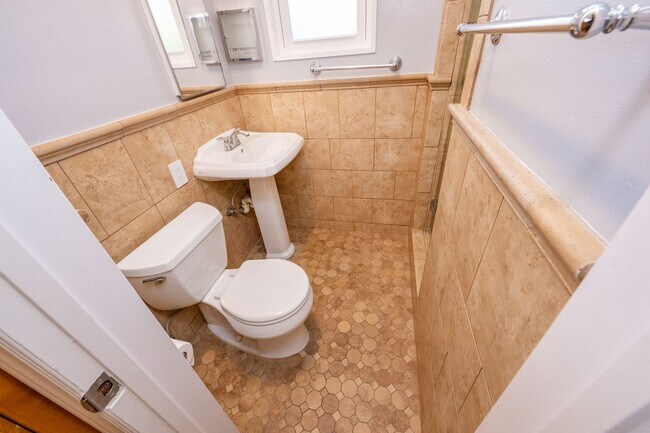 Building Photo - 3BR/2BA home with bonus room & additional ...