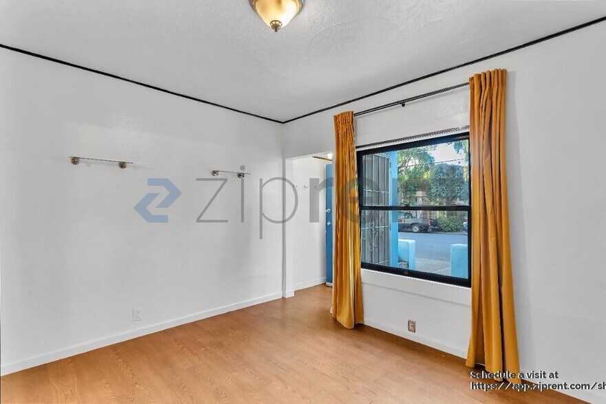 Building Photo - 484 Waller St