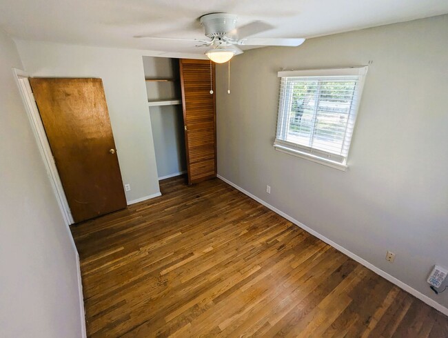 Building Photo - 3 bedroom, 1 bathroom home in College Hill...