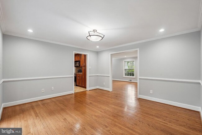 Building Photo - 9239 Vernon Dr