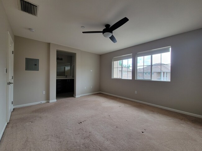 Building Photo - Beautiful Dual Master Condo in Folsom