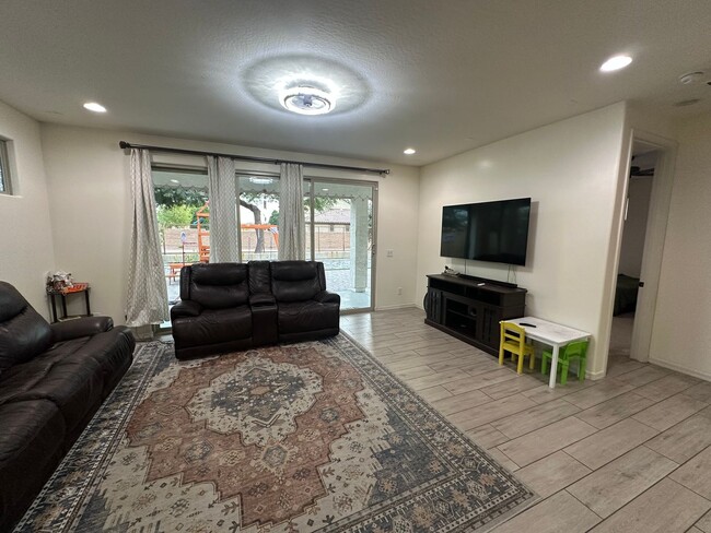 Building Photo - Charming 4 Bed 3 Bath Home in Meadows community, North Peoria !! POOL!!