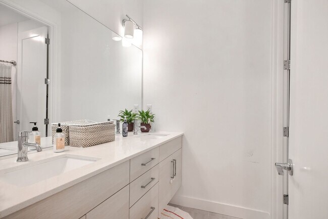 Building Photo - Stunning Modern Townhome in Sammamish!