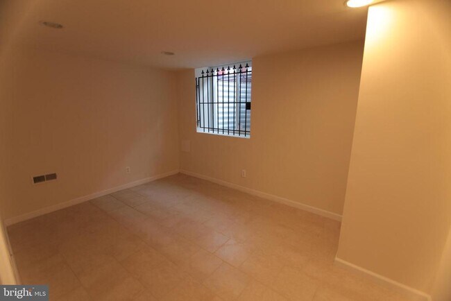 Building Photo - 1852 Willington St