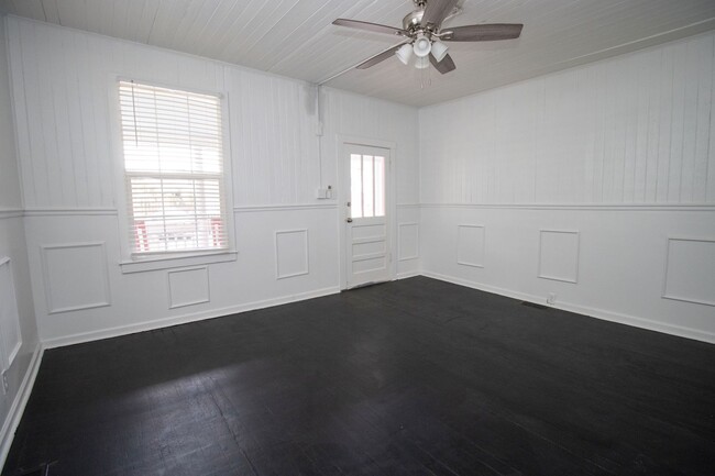 Building Photo - 2 Bedroom, 1.5 Bath in West Columbia, Step...