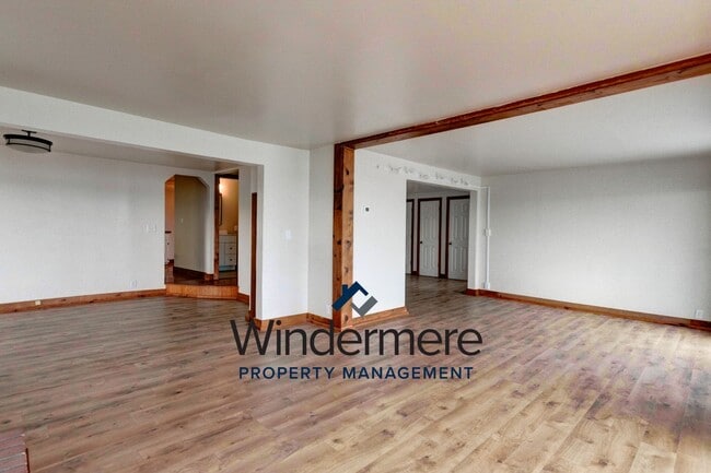 Building Photo - Three Bedroom, Two Bath Waterview