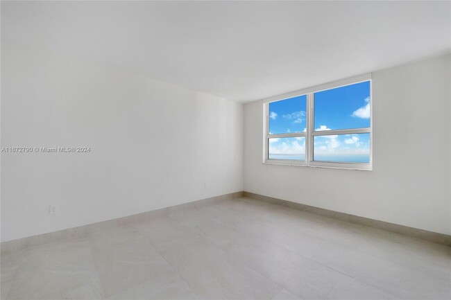 Building Photo - 1155 Brickell Bay Dr