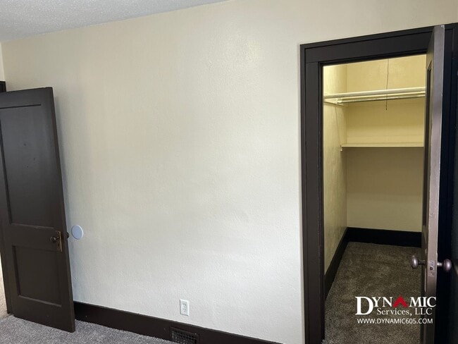 Building Photo - Upper Level 2 Bedroom, 1 Bathroom Duplex - Tenant Pays ALL Utilities