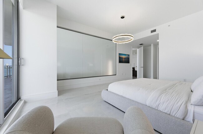 Building Photo - 220 Lake Shore Dr