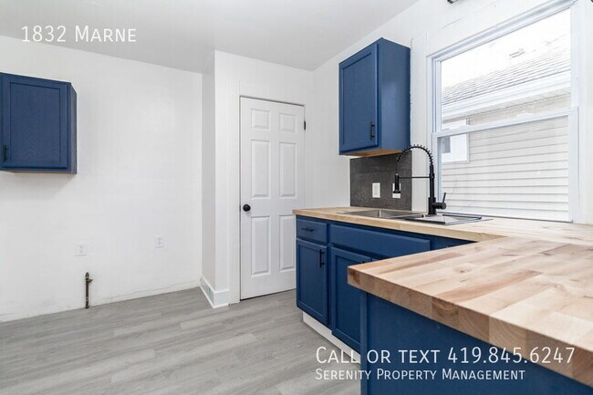 Building Photo - 1832 Marne-