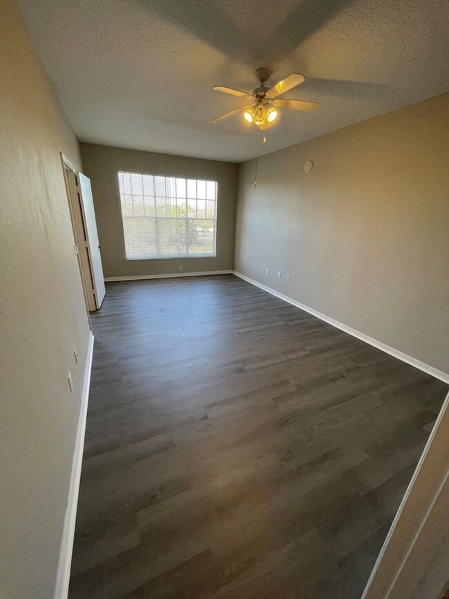 Building Photo - Awesome apartment in the heart of Metrowest!