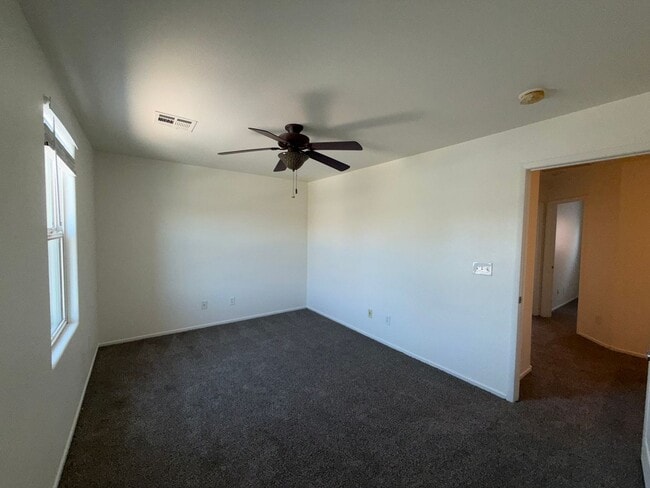 Building Photo - 4 Bedroom 2 Story Home