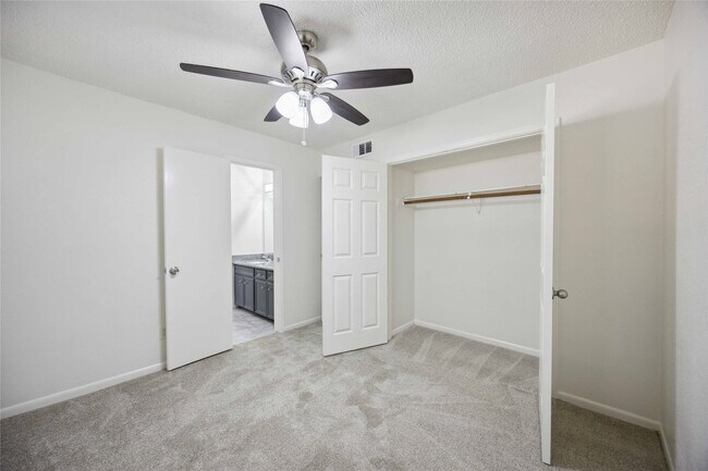 Building Photo - 13895 Hollowgreen Dr