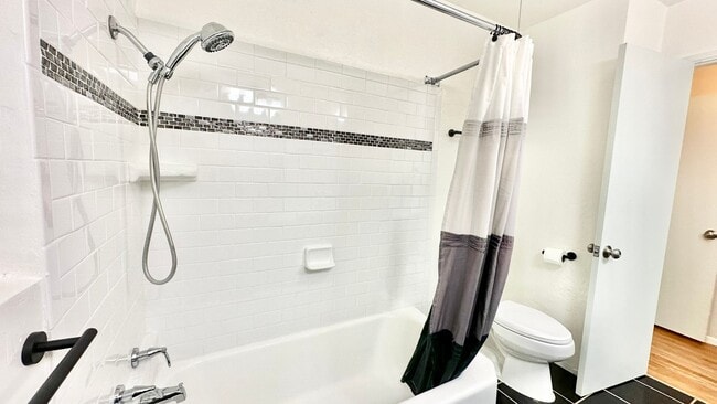 Building Photo - Lovely & Freshly Updated, Remodeled, Paint...