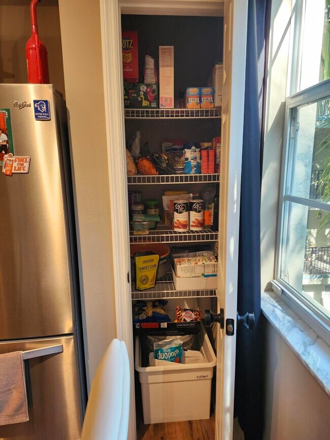 Building Photo - 533 NE 3rd Ave