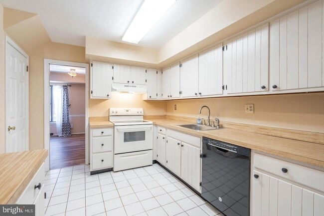 Building Photo - 1004 Worthington Dr