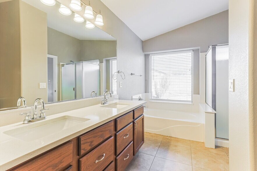 Building Photo - 672 E Lovegrass Dr