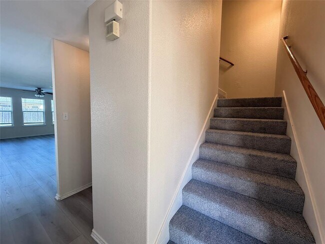 Building Photo - 279 Housefinch Loop